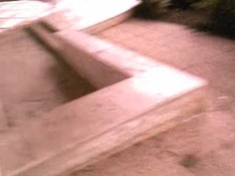 Secret spot: Mur a nosebump puis gap to curb.