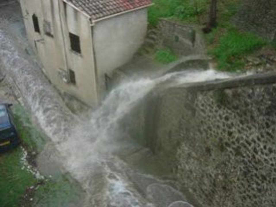 CEYRESTE : Le Vallat de Caunet déborde.