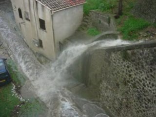 CEYRESTE : Le Vallat de Caunet déborde.