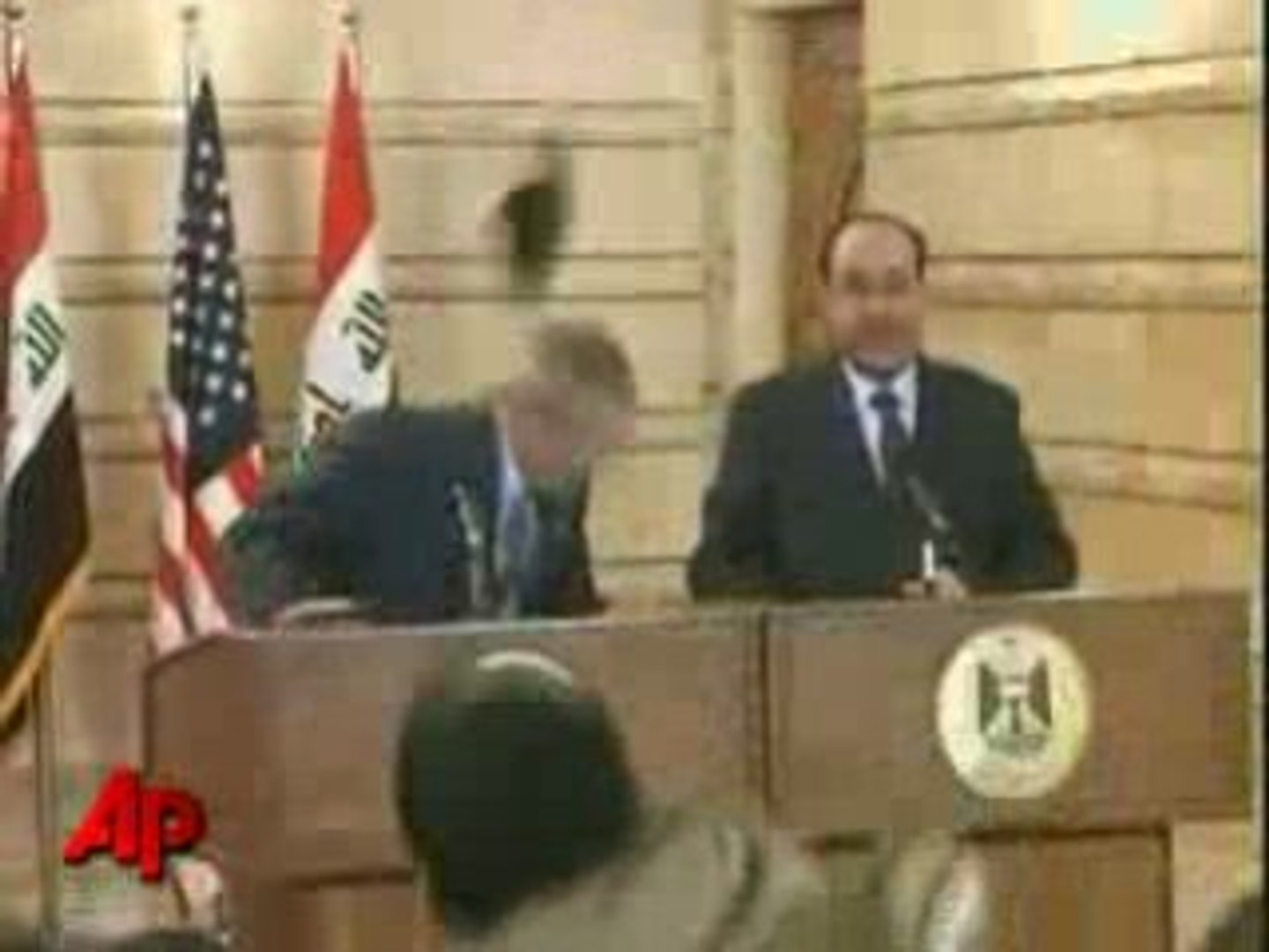 Bush evite 2 chaussures lancées par un Irakien - Vidéo Dailymotion