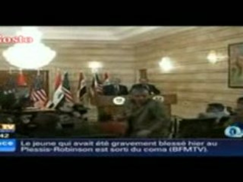 Un journaliste jette ses chaussures sur Bush