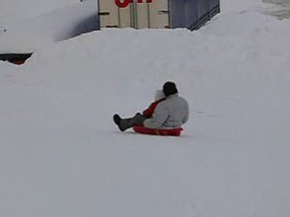 enza fait de la luge