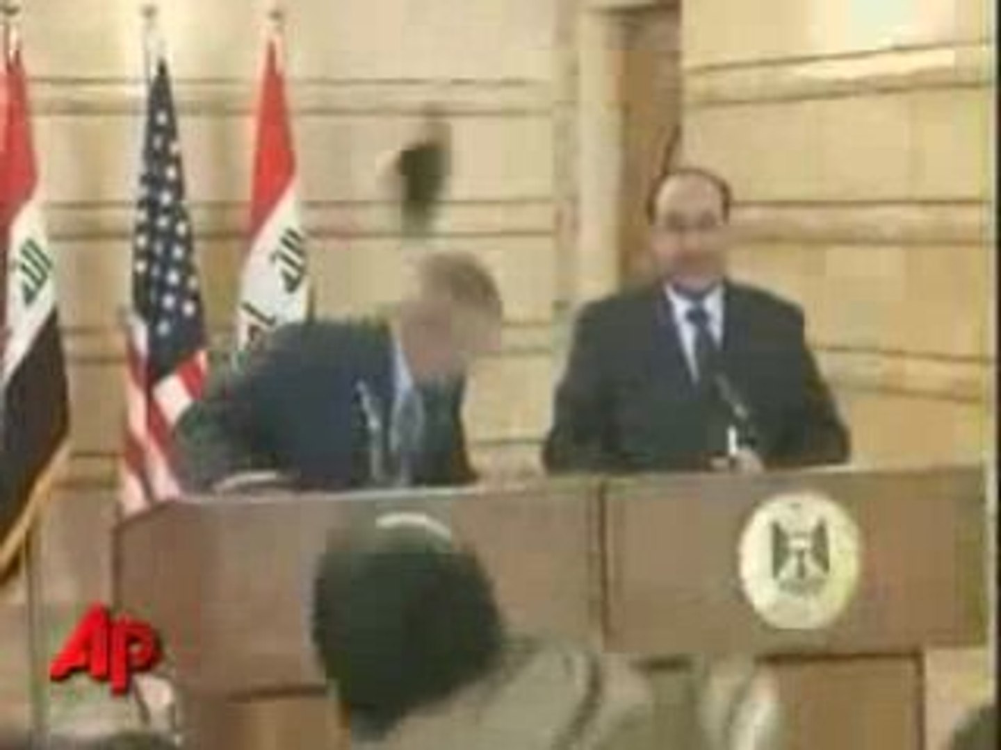 Bush esquive 2 jets de chaussures à Bagdad - Vidéo Dailymotion