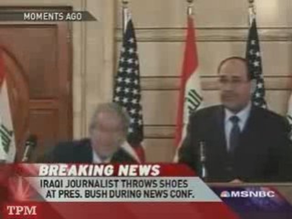 Un journaliste lance ses chaussures sur le président Bush jr