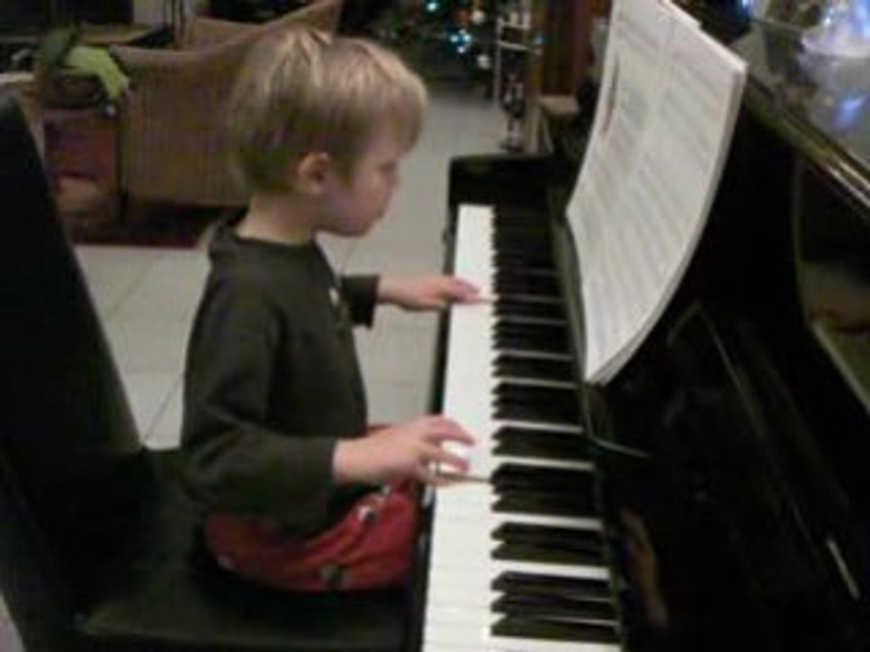 Tristan joue du piano