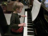 Tristan joue du piano
