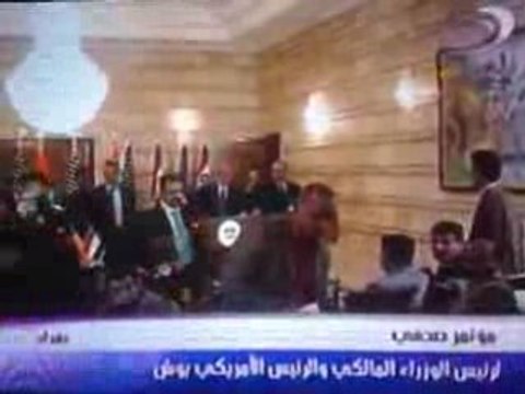صحفى عراقى يضرب بوش بالجزمه BY Megnonetota