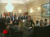 Brave iraqi journalist throws shoes at Bush صحفي عراقي يضرب
