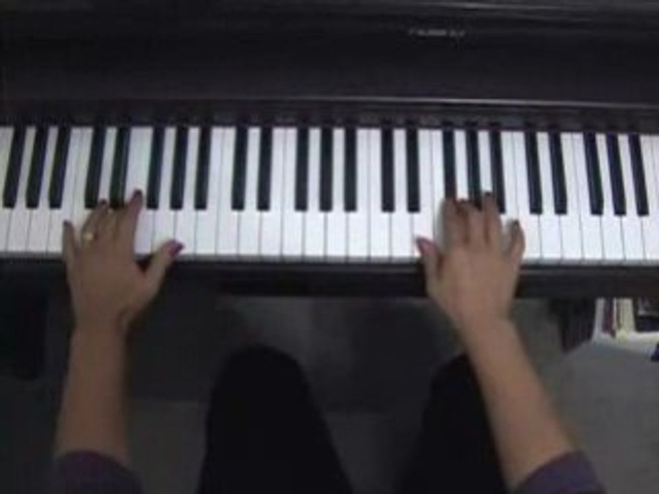 Online Piano Lessons. How to Play Carol of the Bells. (full)