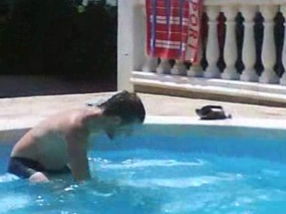 dans la piscine