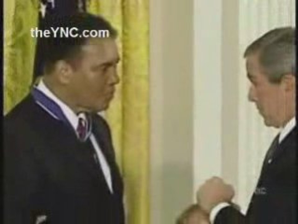 الملاكم المسلم محمد علي كلاي يستهزىء بجورج بوش !!