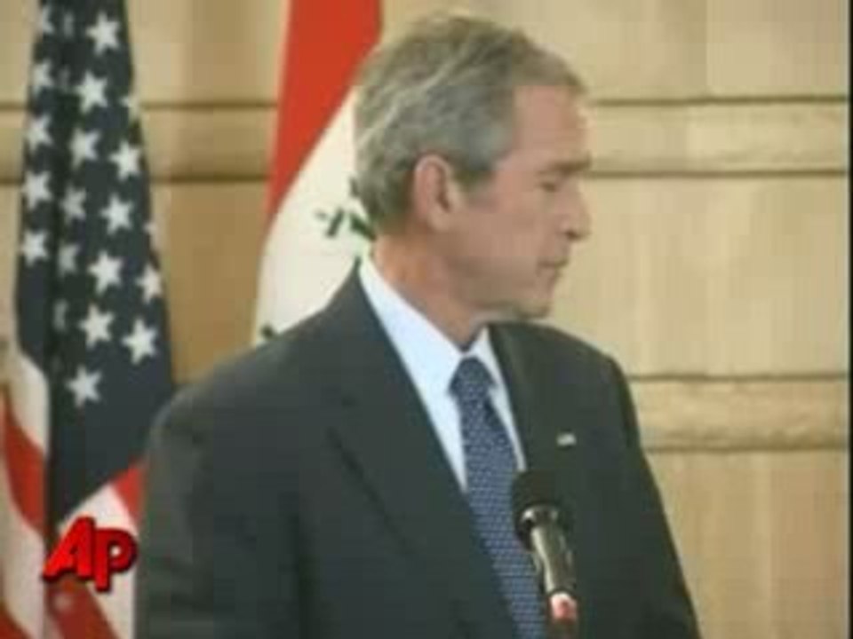 Bush evite 2 chaussures lancées par Irakien