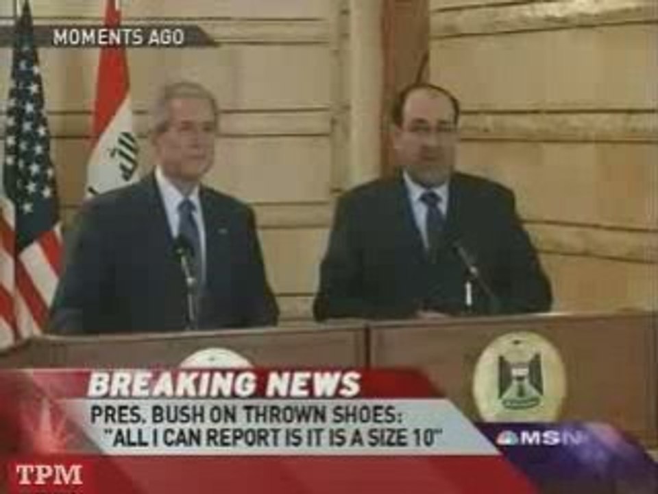 Bush évite un lancer de chaussures