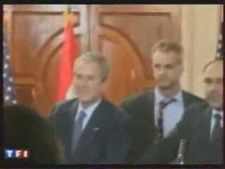 la reaction de George W. Bush vs Le lanceur de chaussures
