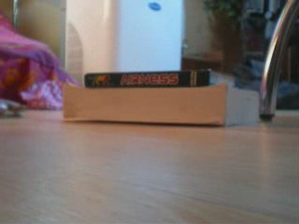 petit trick en fingerskate dont un tre flip nose manual....