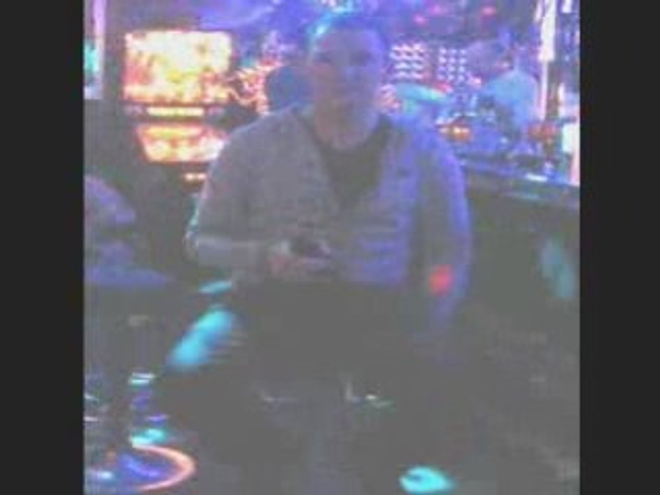 Emmanuel au karaoke du Déclic à Genève