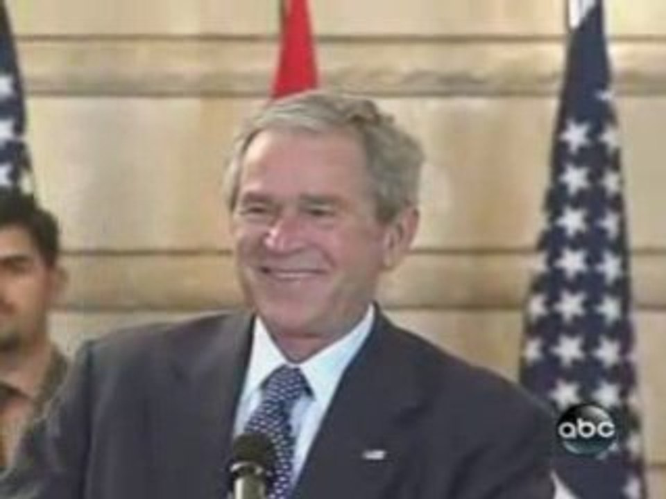 Bush : ATTAQUE A LA CHAUSSURE !!!! (il fait du 44 lol)