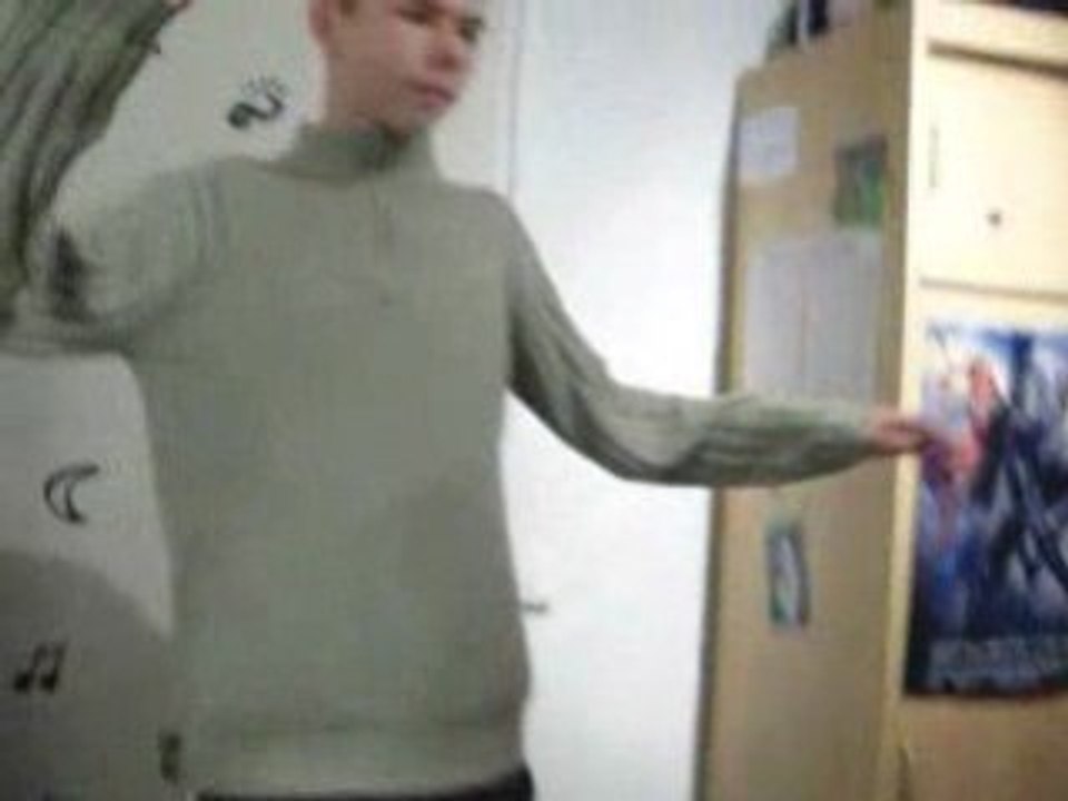 Le skateur entre '' ''