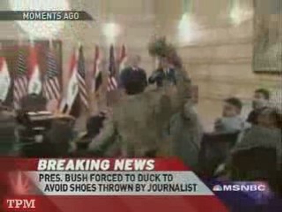 BUSH évite un lancer de chaussures !! / Bush dodges shoes th