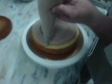 Fourrer un gâteau à l'aide d'une poche à douille