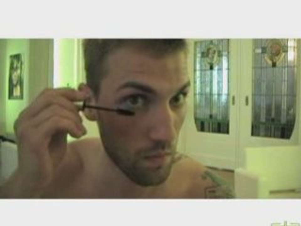 Wimpernpflege ist auch Männersache.