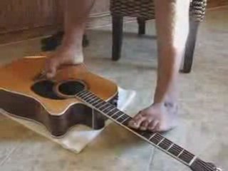 un guitariste qui jou avec ses pieds