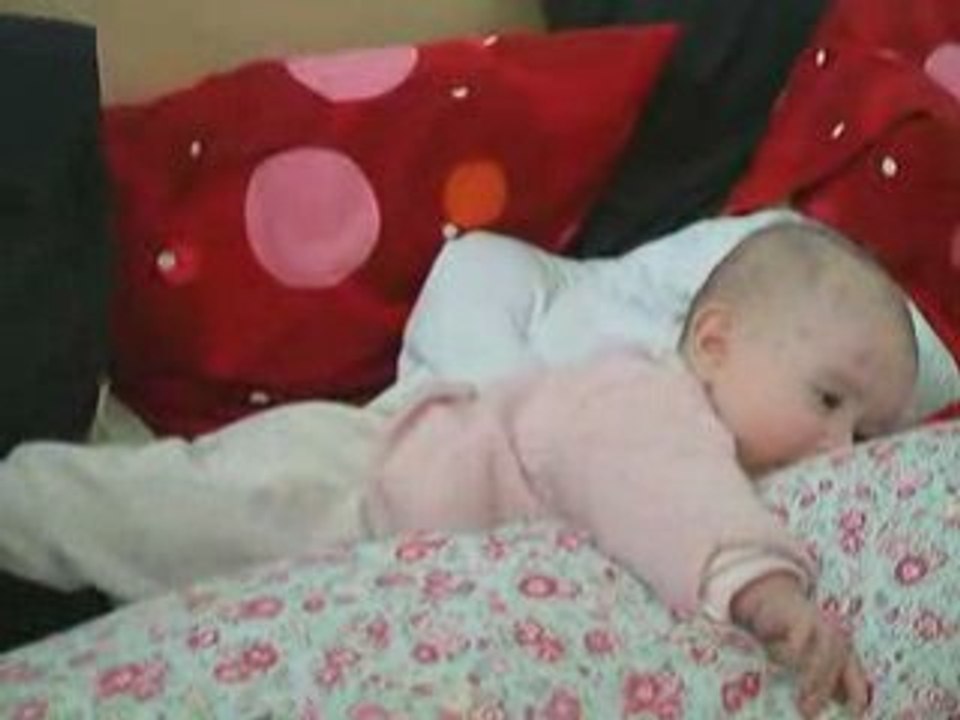 Petite Loulou arrive à se retourner