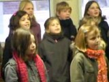 les petits chanteurs de Somain chantent le rock du père Noël