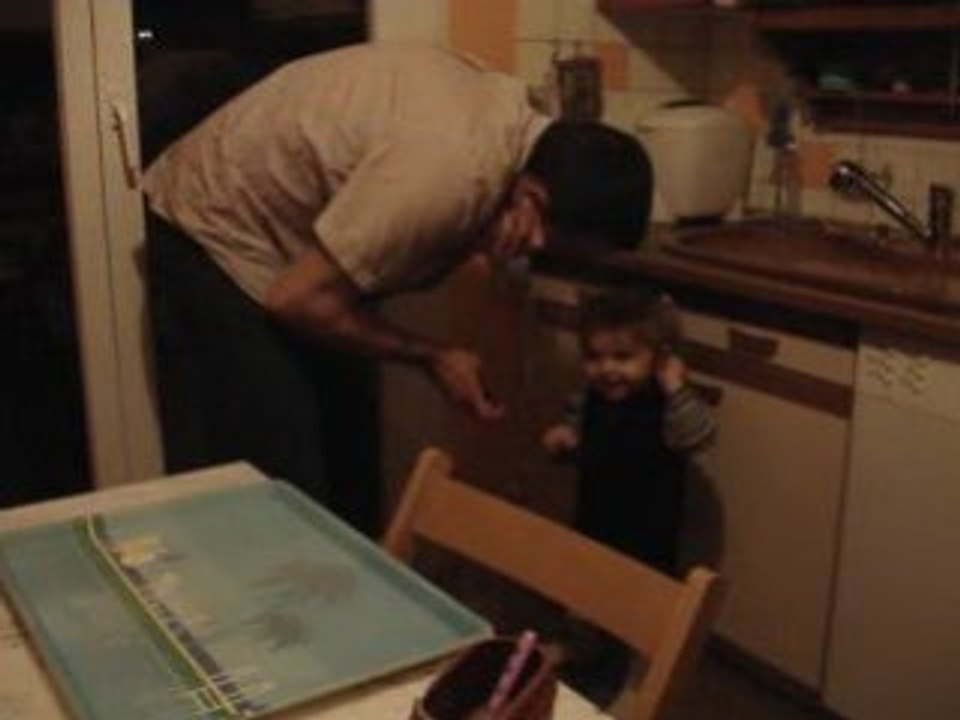 Eline et son papa écoutent le MP3