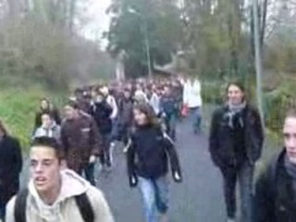 Méchain manif contre Darcos dans la rampe d'ardon 16/12/08!!