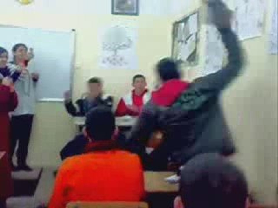 Un Algerien jette ses chaussures sur Bush ( parodie )
