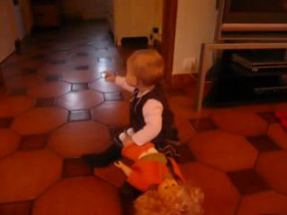 léna crapahute vers sa poupée