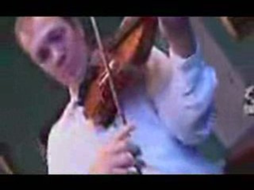 3 violinists on one violin