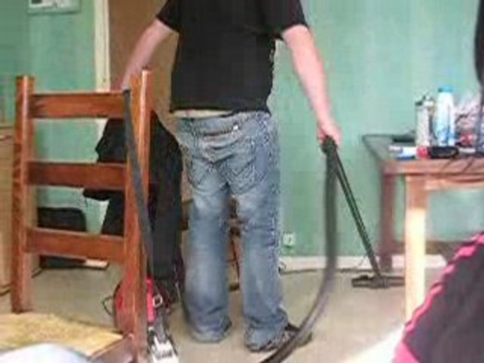 un homme ki fai le menage