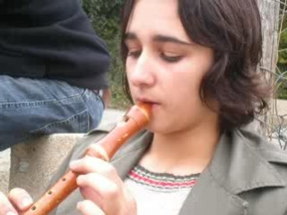 cléo apprend a jouer de la flute