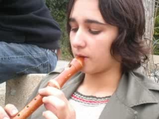 cléo apprend a jouer de la flute