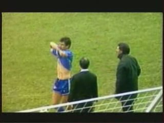 Eric Cantona jette son maillot