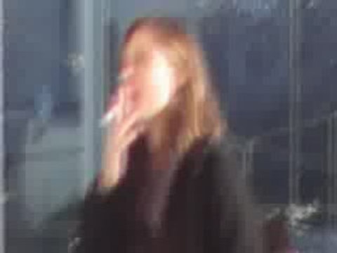 Elodie Varlet fume une cigarette devant les studios de PBLV