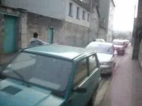 ptit jean ki tape de la roue