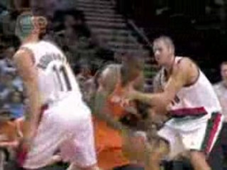 Amar'e Stoudemire drives the lane for this thunder dunk.