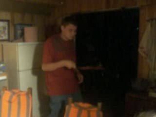 Un mec ki retourne des crêpes.....