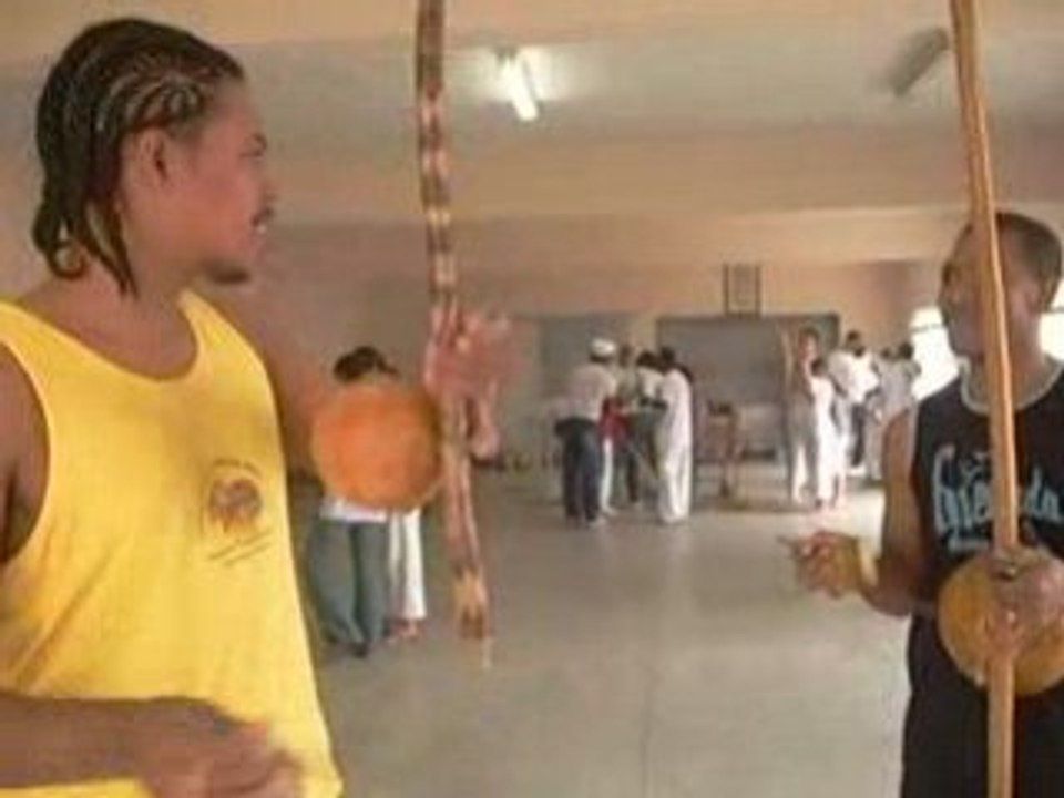 GRUPO BEIJA-FLOR : CAPOEIRA HUDSON TOCANDO BERIMBAU BRASIL
