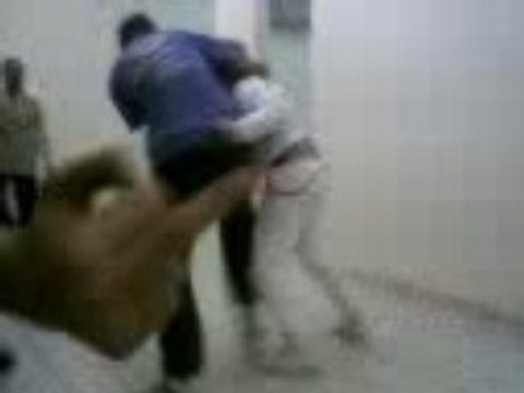 Baston ds les vestiaire avc le college