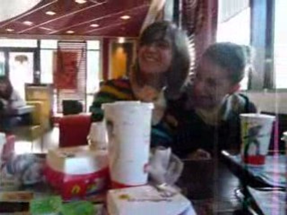 Léa & Camille au Mc Do. (2)