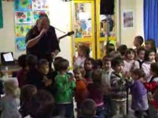 Jean-Luc Roudault en concert à la maternelle du Quinquis (2)