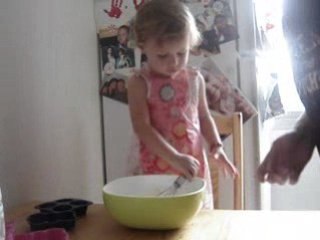 Elora fait un gâteau....