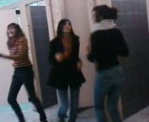 Je met le doigt devant ...