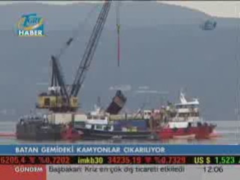 Batan Gemideki Kamyonlar Çıkarılıyor