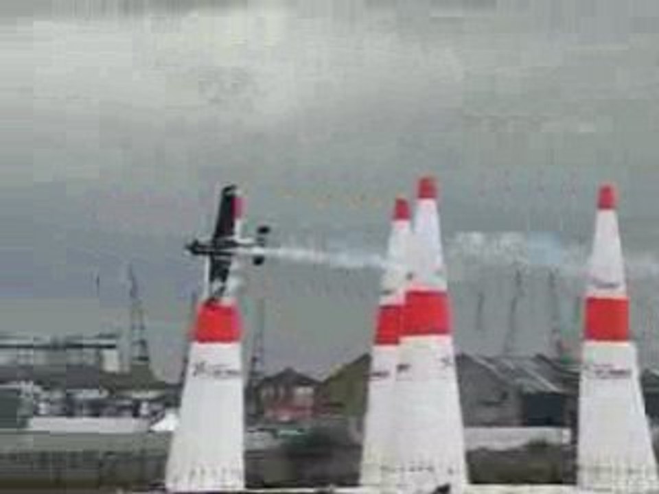 Red bull Air race London 2008 - Choc pylone