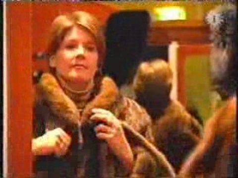 Man bijt hond bekijkt het kopen van bont bij Pelsland